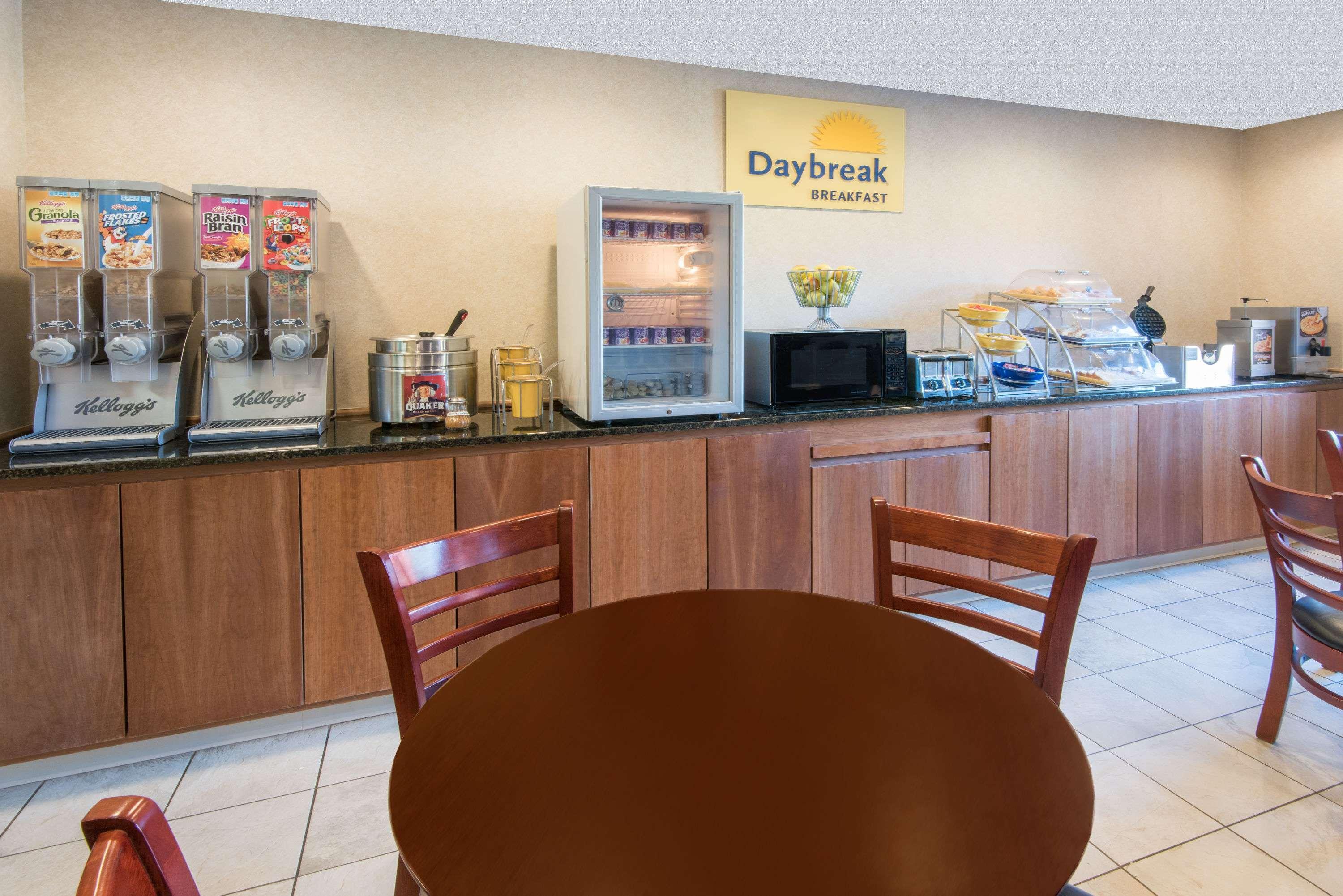 Days Inn By Wyndham Вустер Экстерьер фото