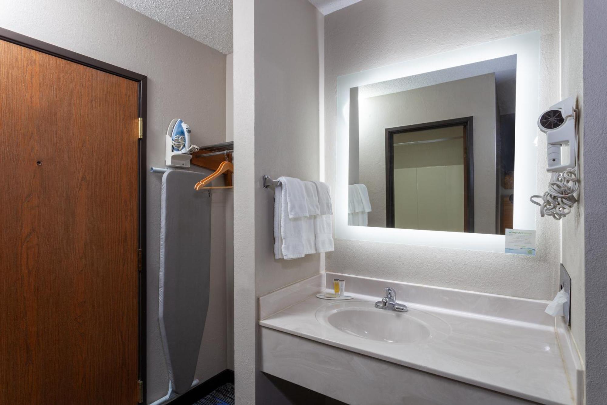Days Inn By Wyndham Вустер Экстерьер фото